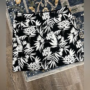 Floral skort black-and-white